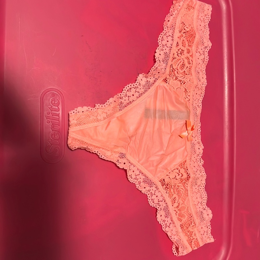 NWT Victoria’s Secret size large peach color thong